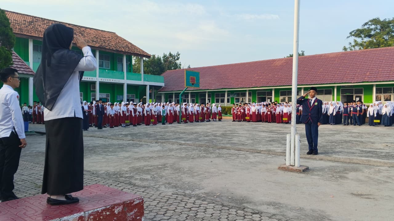 Mengawali Tahun Ajaran Baru dengan Disiplin dan Integritas, MTsN 2 Ogan Ilir Gelar Upacara Perdana